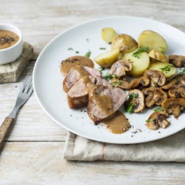 Varkenshaasje-met-aardappel-in-de-schil-en-champignons.jpg